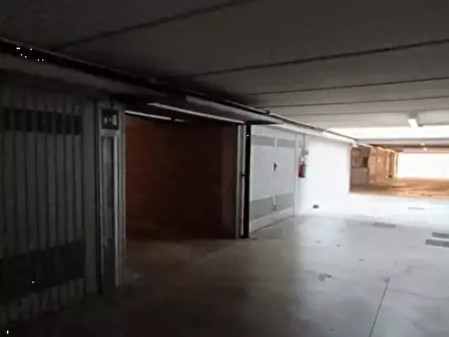 Immagine 2 di Garage in vendita  in Via Giuseppe Ferrari a Monza