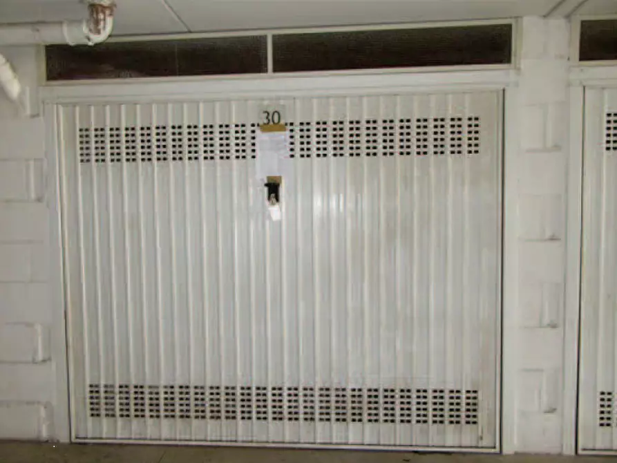 Immagine 1 di Garage in vendita  in Via Largo G. Martina a Roma