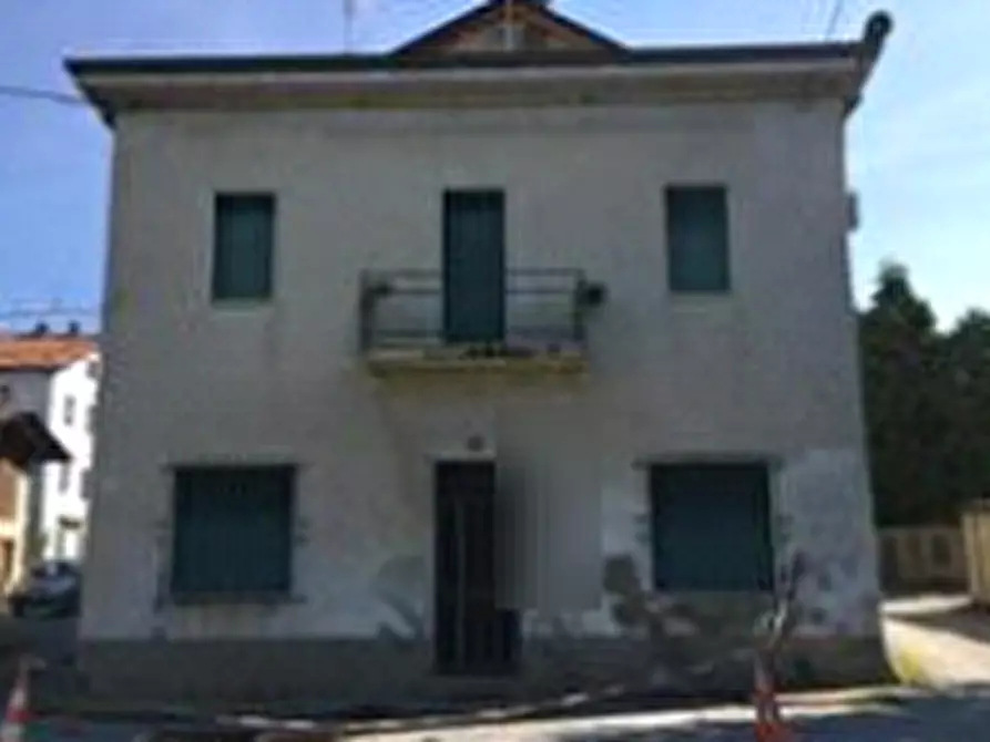 Immagine 1 di Casa indipendente in vendita  in Via Monte Santo a Giussano