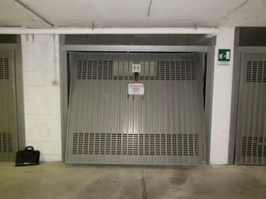 Immagine 1 di Garage in vendita  in Via A. Galleppini a Roma