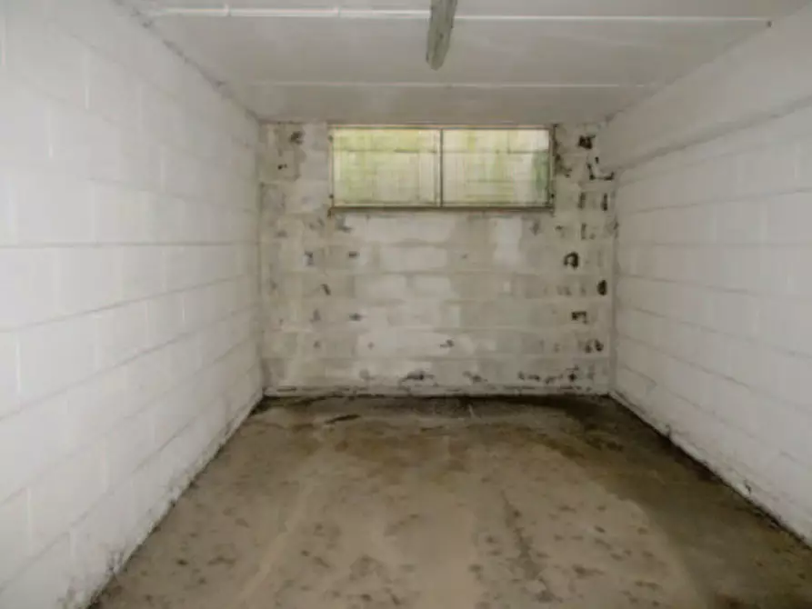 Immagine 12 di Garage in vendita  in Via A. Galleppini a Roma