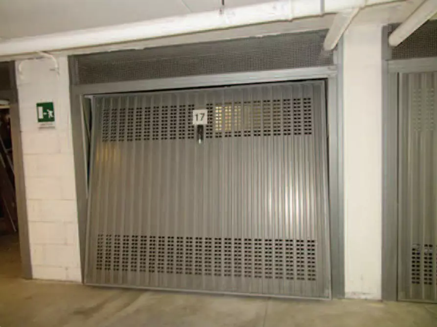Immagine 1 di Garage in vendita  in Via A. Galleppini a Roma