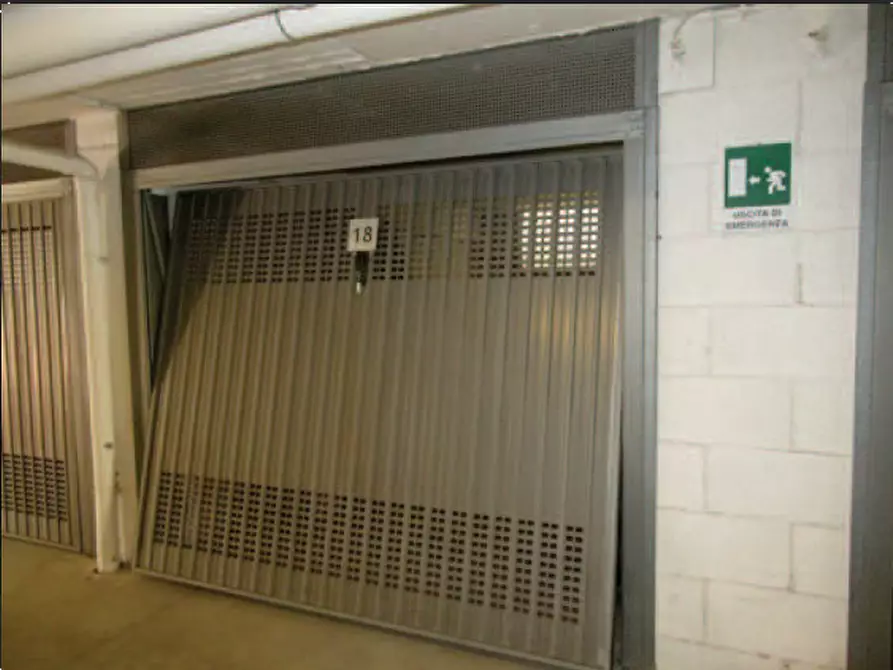 Immagine 1 di Garage in vendita  in Via A. Galleppini a Roma