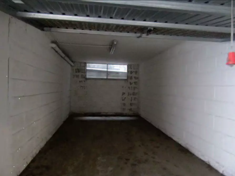 Immagine 4 di Garage in vendita  in Via A. Galleppini a Roma