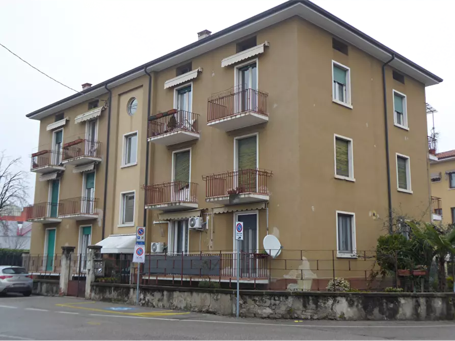 Immagine 1 di Appartamento in vendita  in Piazza Vittorio Veneto a Bussolengo
