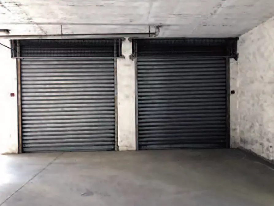Immagine 1 di Garage in vendita  in Via E. Longoni a Roma