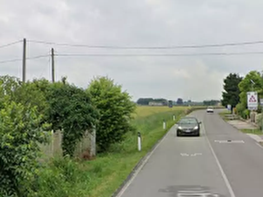 Immagine 3 di Negozio in vendita  in Via Correggio a Cento