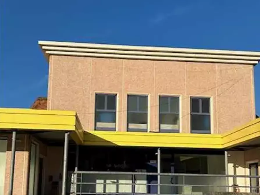 Immagine 2 di Negozio in vendita  in Via Nazionale a Urbino