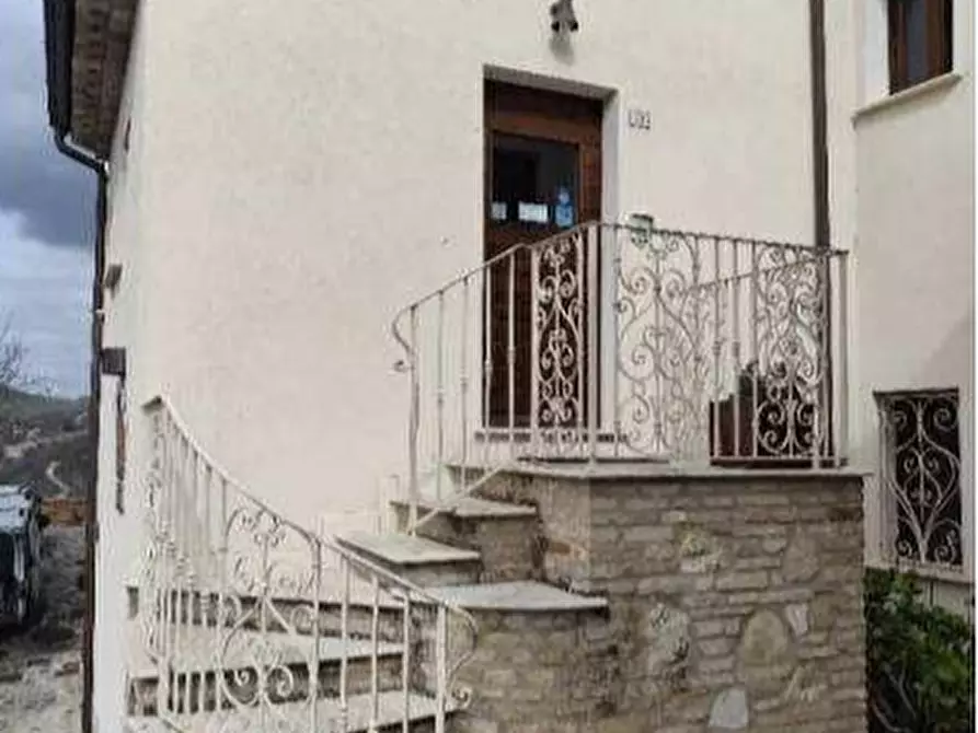 Immagine 2 di Stabile in vendita  in Via di Mezzo a Colli Al Metauro