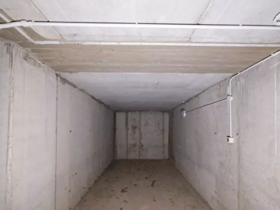 Immagine 1 di Garage in vendita  in Via Dante Alighieri a Arluno