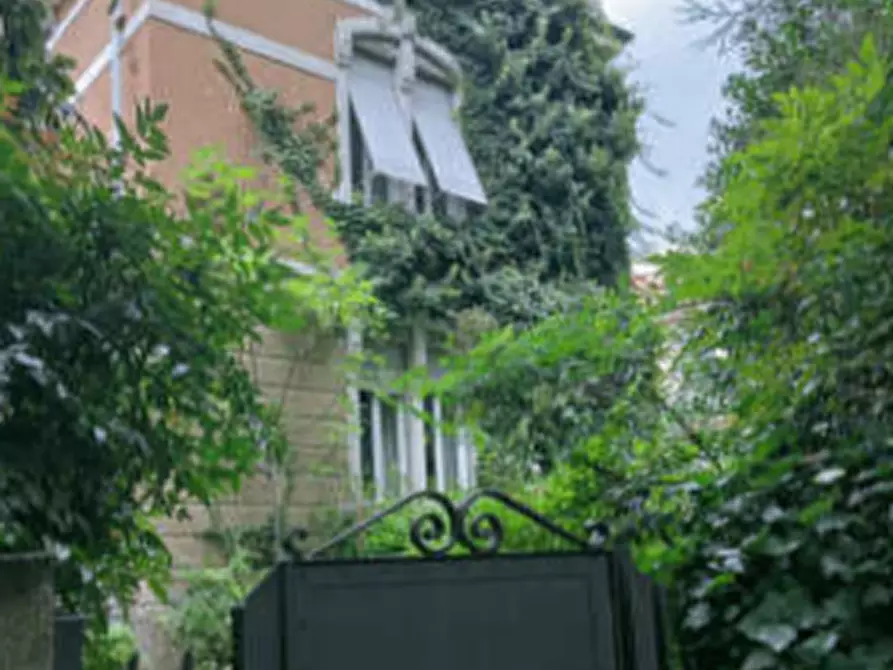 Immagine 1 di Villa in vendita  in Via Roma a Saronno