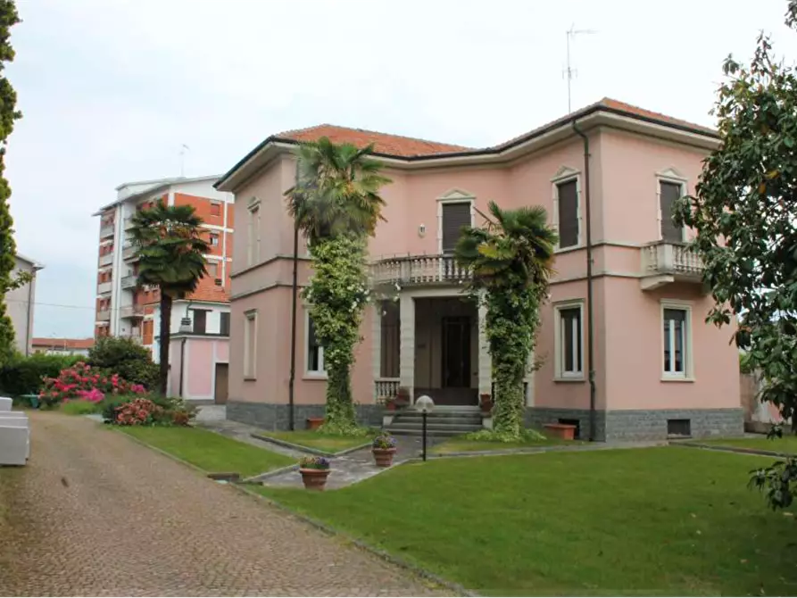 Immagine 1 di Villa in vendita  in Via della Liberazione a Gallarate