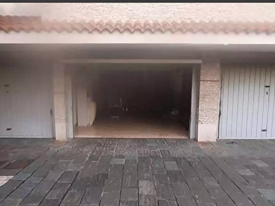 Immagine 1 di Garage in vendita  in Via Filippo Anghileri a Milano