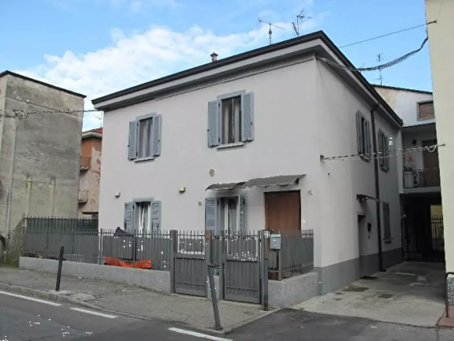 Immagine 1 di Appartamento in vendita  in Via Leone Tolstoj a Limbiate