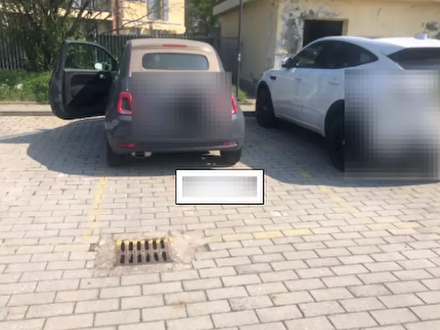 Immagine 1 di Posto auto in vendita  in Via del Mare a Milano