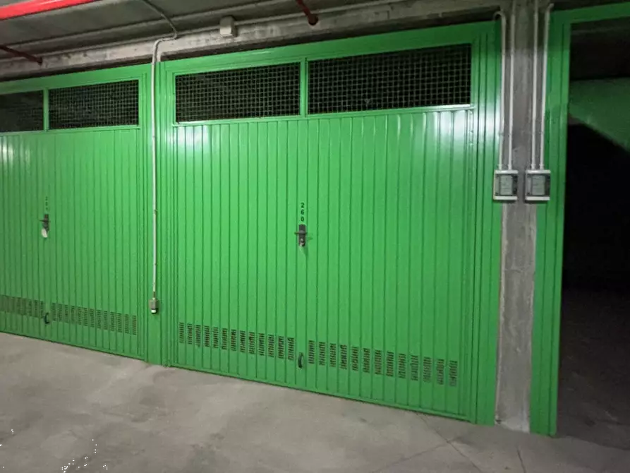 Immagine 1 di Garage in vendita  in Via Envie  a Torino