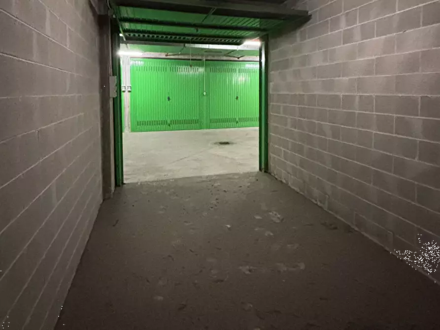 Immagine 2 di Garage in vendita  in Via Envie  a Torino