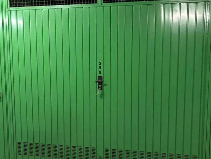 Immagine 1 di Garage in vendita  in Via Envie  a Torino