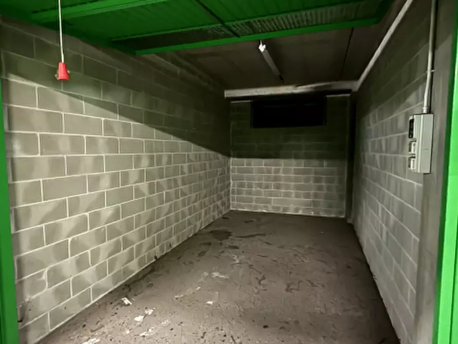 Immagine 2 di Garage in vendita  in Via Envie  a Torino
