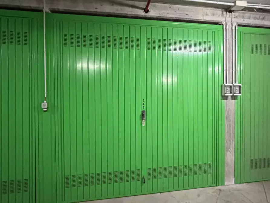 Immagine 1 di Garage in vendita  in Via Envie  a Torino