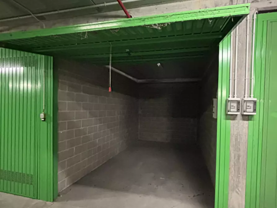 Immagine 2 di Garage in vendita  in Via Envie  a Torino
