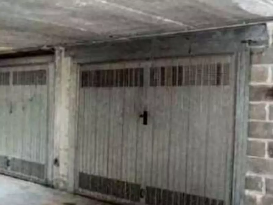 Immagine 3 di Garage in vendita  in Via Vincenzo Monti a Robecchetto Con Induno