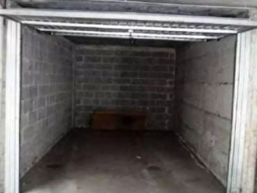 Immagine 4 di Garage in vendita  in Via Vincenzo Monti a Robecchetto Con Induno
