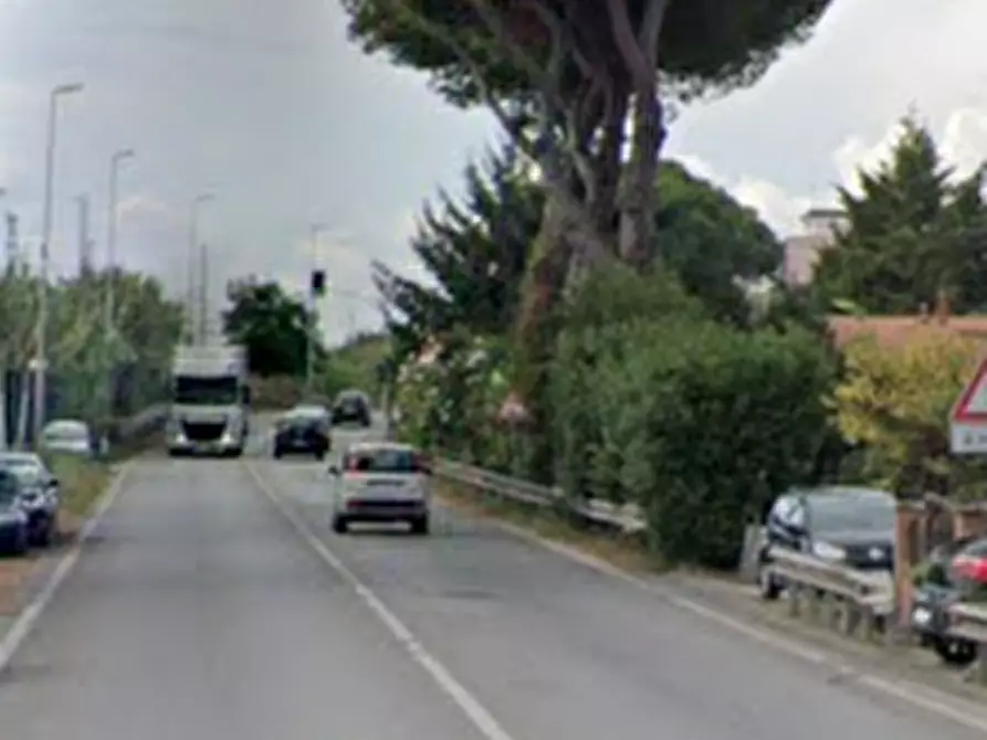 Immagine 10 di Negozio in vendita  in Via Aurelia a Carrara