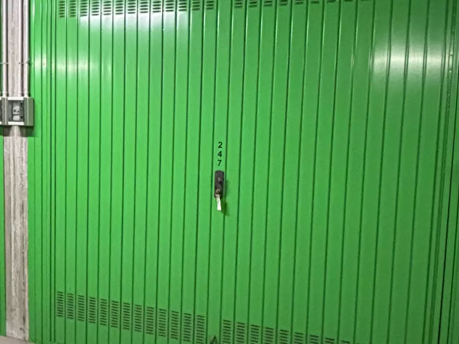 Immagine 2 di Garage in vendita  in Via Envie  a Torino