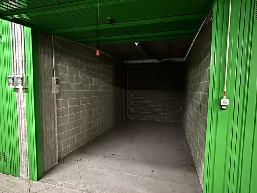 Immagine 1 di Garage in vendita  in Via Envie  a Torino