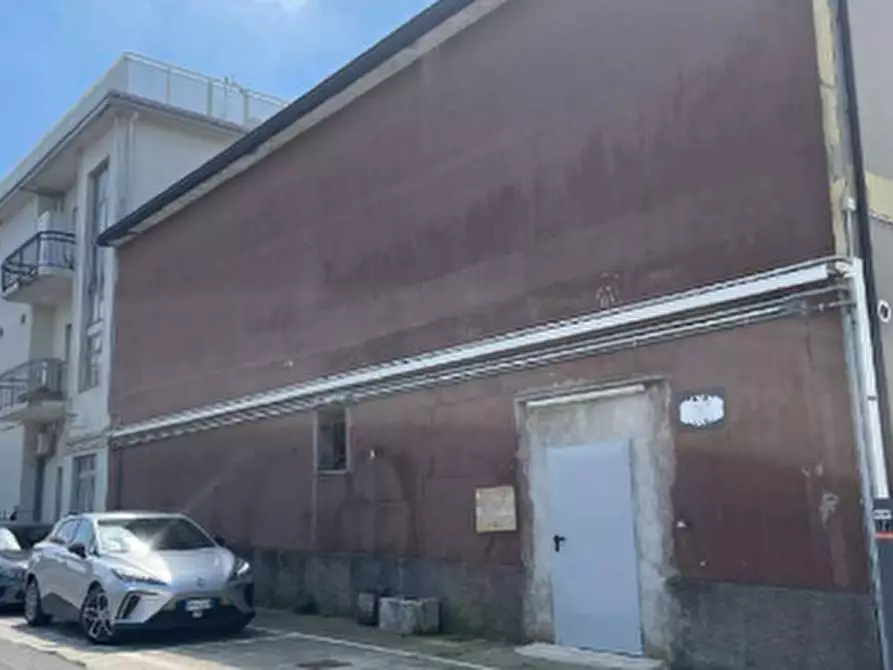 Immagine 2 di Negozio in vendita  in Via Angelo Mazzi a Villa D'almè