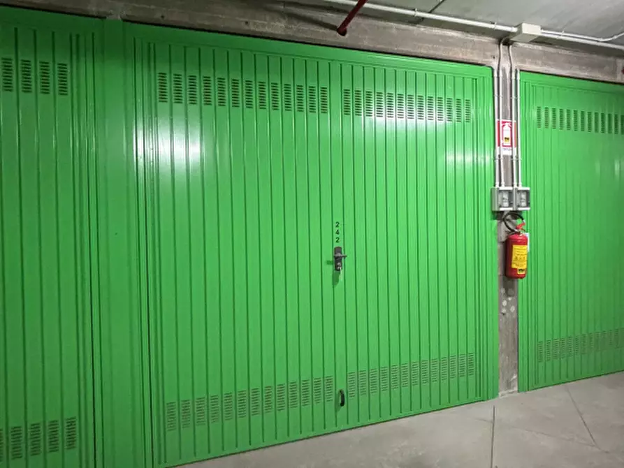 Immagine 1 di Garage in vendita  in Via Envie  a Torino