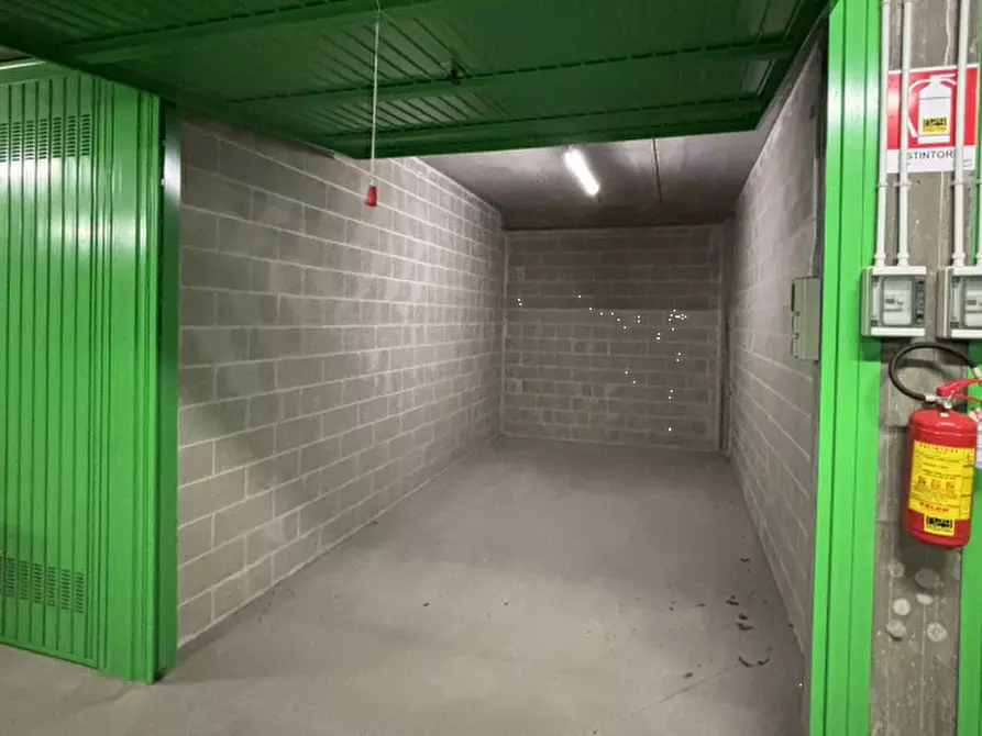 Immagine 2 di Garage in vendita  in Via Envie  a Torino