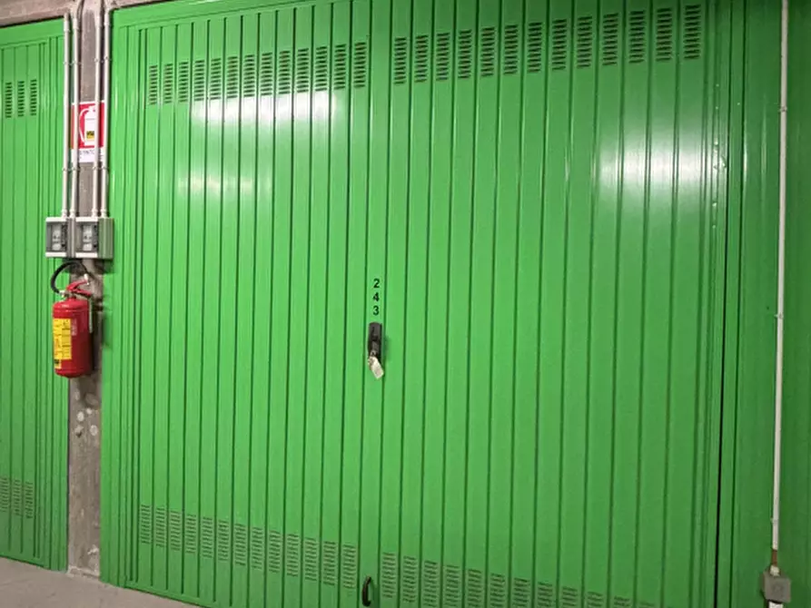Immagine 1 di Garage in vendita  in Via Envie  a Torino
