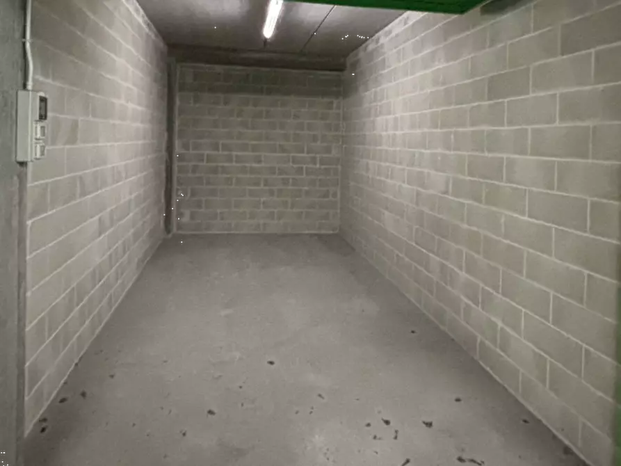 Immagine 2 di Garage in vendita  in Via Envie  a Torino