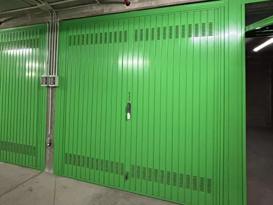 Immagine 1 di Garage in vendita  in Via Envie  a Torino