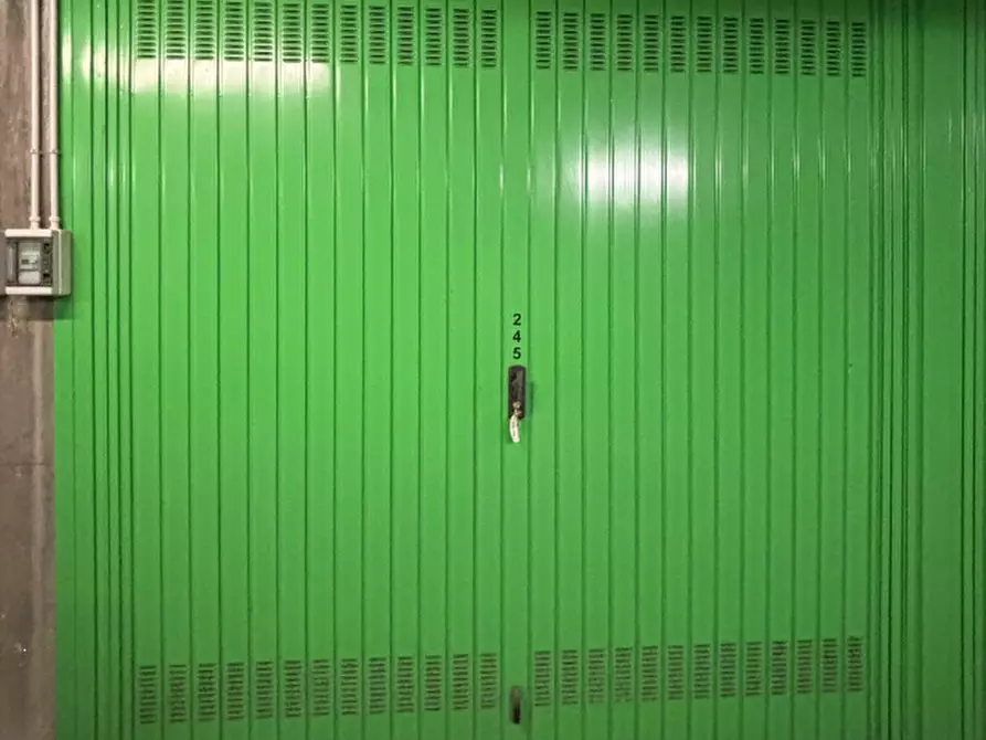 Immagine 1 di Garage in vendita  in Via Envie  a Torino