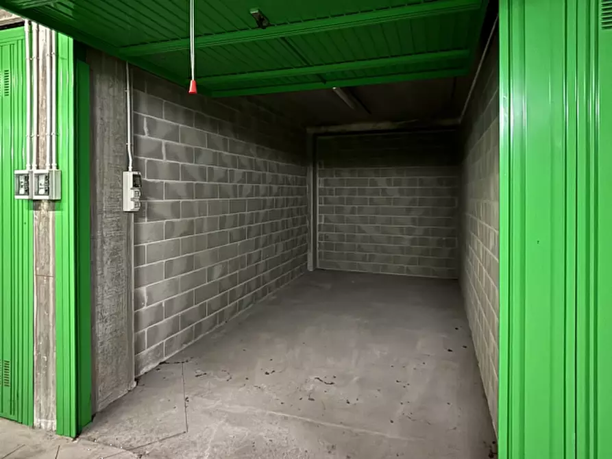 Immagine 2 di Garage in vendita  in Via Envie  a Torino