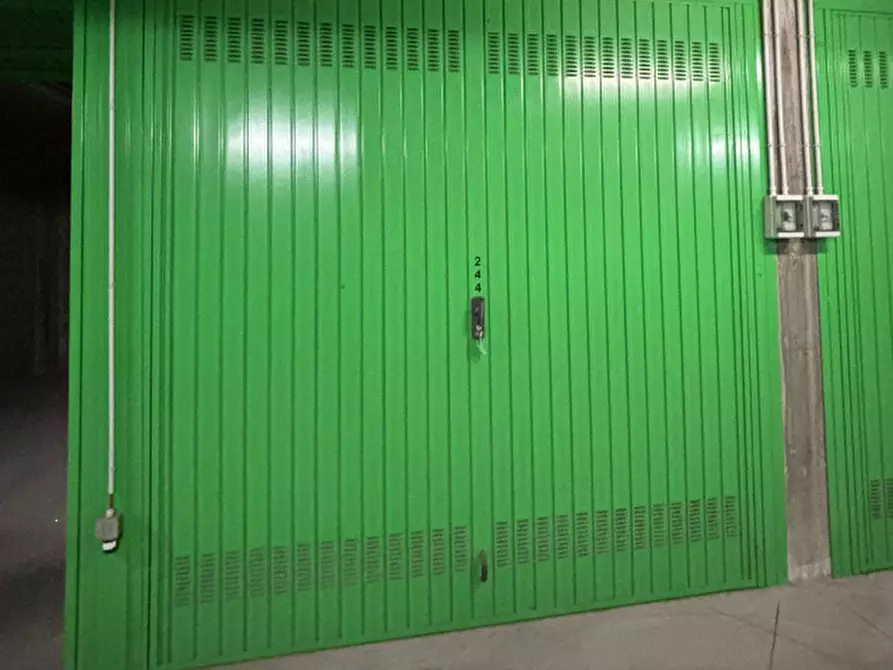 Immagine 1 di Garage in vendita  in Via Envie  a Torino