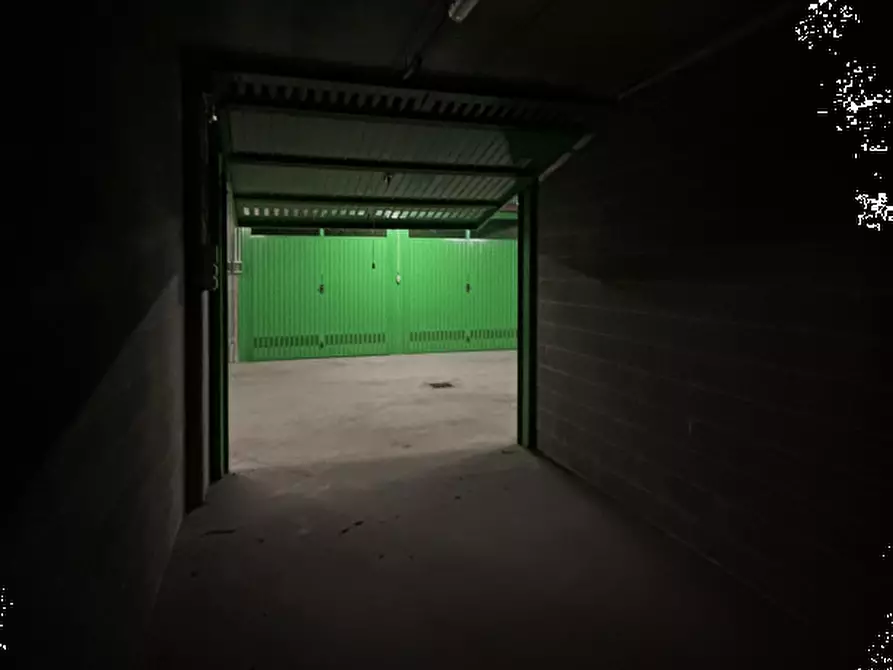 Immagine 2 di Garage in vendita  in Via Envie  a Torino