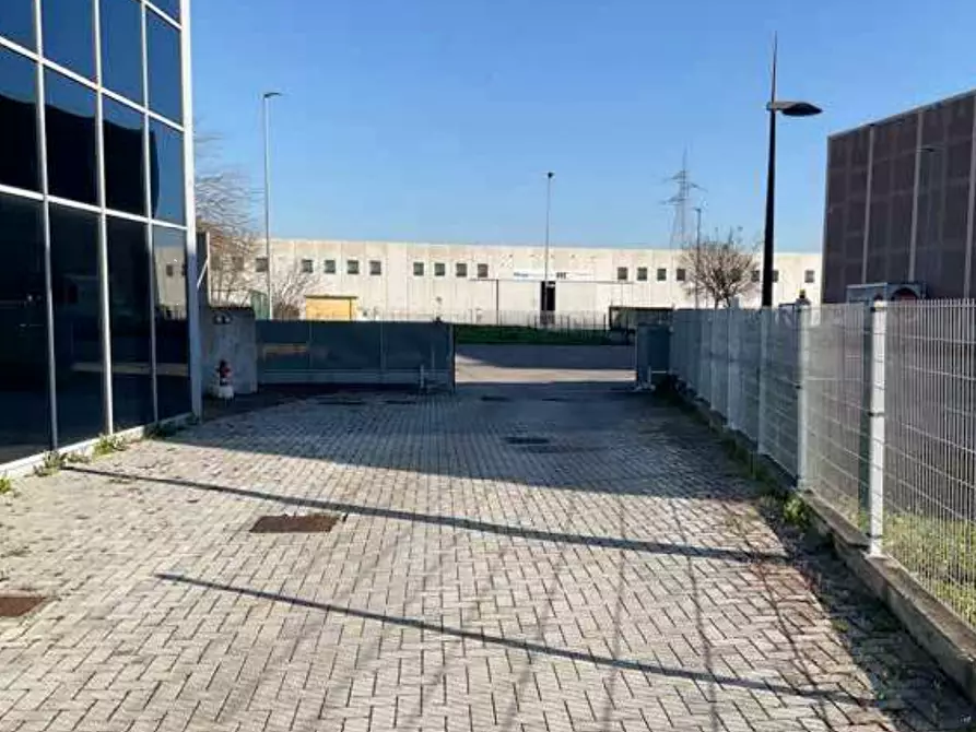 Immagine 8 di Negozio in vendita  in Via Albert Einstein a San Giorgio Di Mantova