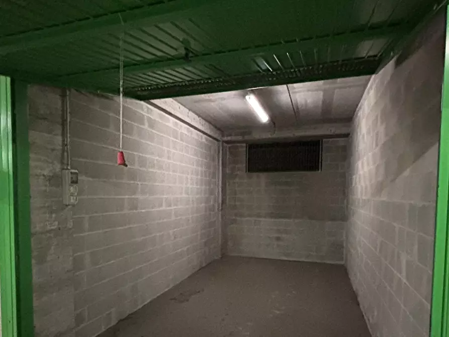 Immagine 2 di Garage in vendita  in Via Envie a Torino
