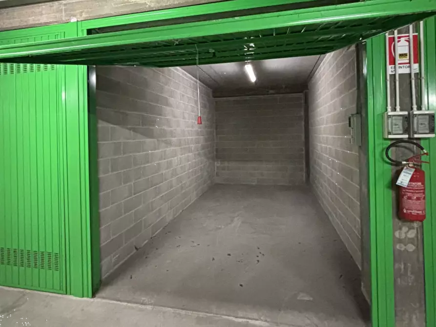 Immagine 2 di Garage in vendita  in Via Envie  a Torino