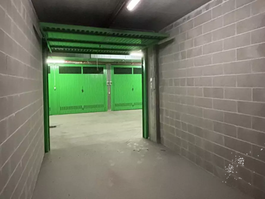 Immagine 1 di Garage in vendita  in Via Envie  a Torino