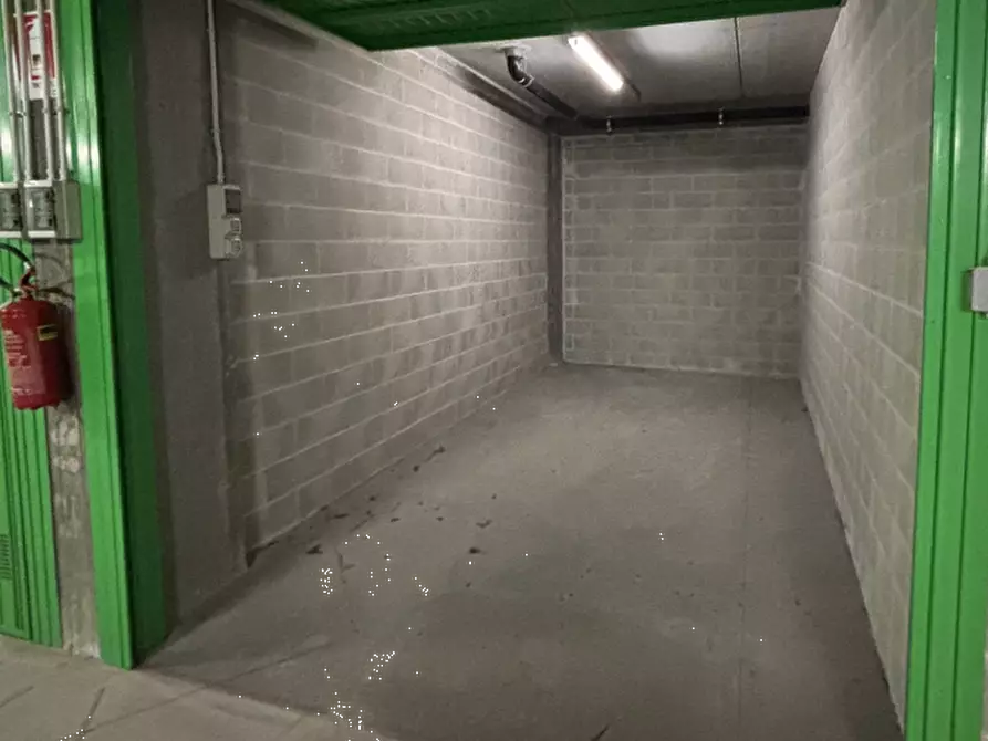 Immagine 2 di Garage in vendita  in Via Envie  a Torino