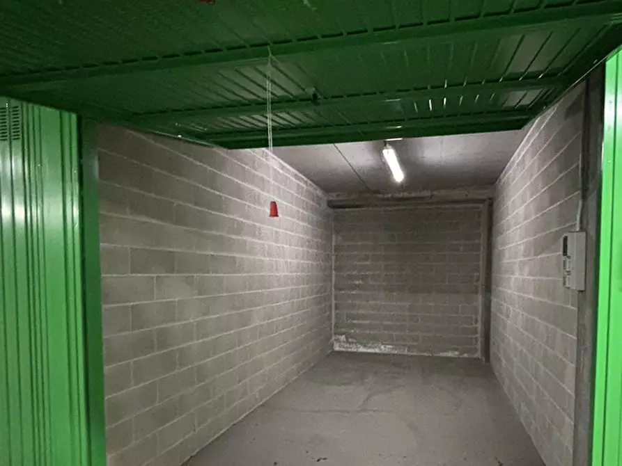 Immagine 3 di Garage in vendita  in Via Envie a Torino