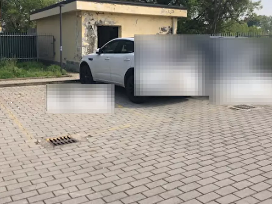 Immagine 1 di Posto auto in vendita  in Via del Mare  a Milano