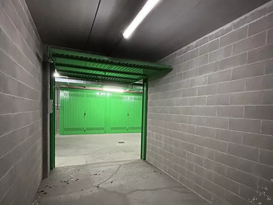 Immagine 3 di Garage in vendita  in Via Envie a Torino
