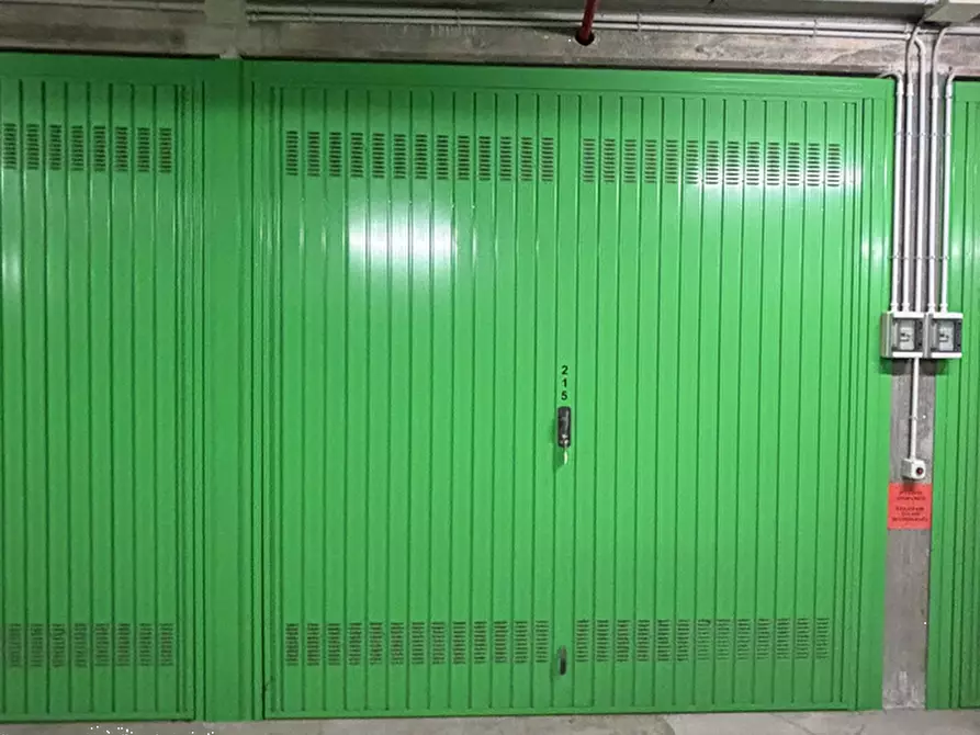 Immagine 2 di Garage in vendita  in Via Envie a Torino