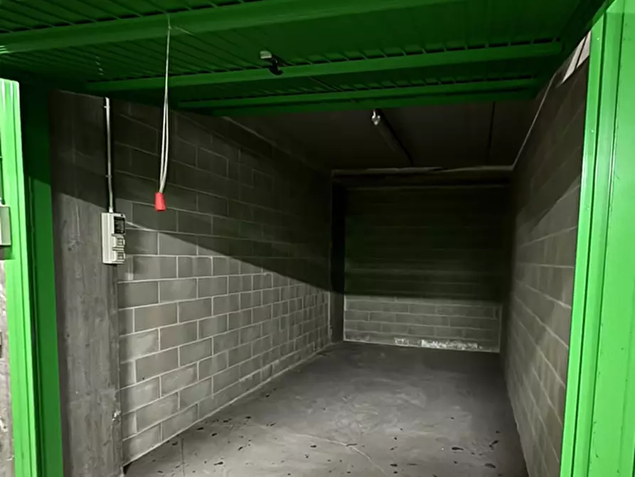 Immagine 3 di Garage in vendita  in Via Envie a Torino